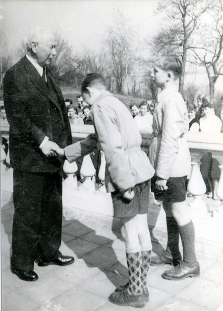 Bundespräsident Heuss empfängt Schüler der Volksschule Niederaula in Bonn, 1952