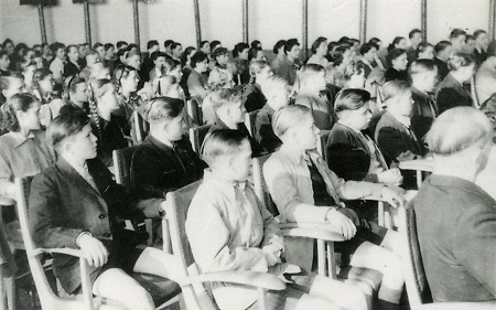 Schüler der Volksschule Niederaula im Bundesratssaal in Bonn, 1952