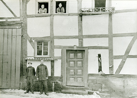 Familie vor bzw. in ihrem Haus in Niederaula, um 1900