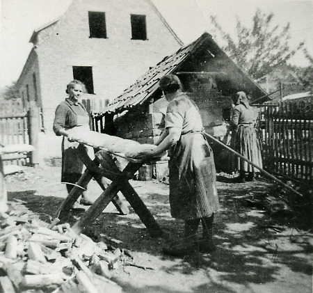 Drei Frauen in Niederaula beim Brotbacken, um 1955