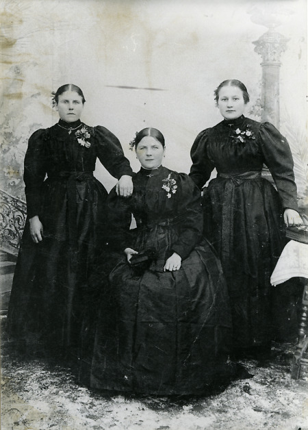 Drei junge Frauen aus Niederaula, 1905-1910