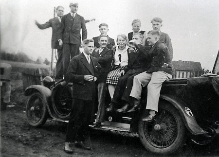 Junge Leute bei einer Ausfahrt mit dem Auto, um 1935
