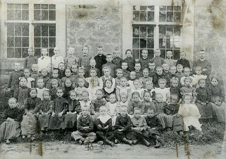 Schulklasse vor der Evangelischen Kirche in Niederaula, um 1910