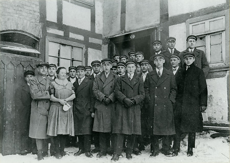 Treffen von Studenten auf einem Hof in Niederaula (?), um 1935