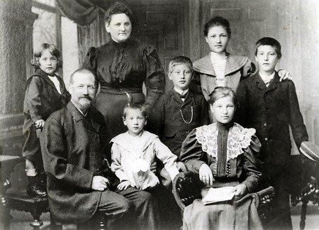 Die Familie des Postverwalters in Niederaula, um 1895?
