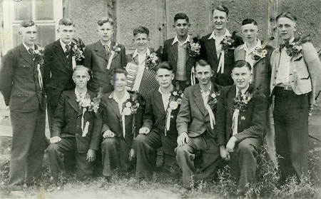 Junge Männer aus Niederaula nach der Musterung, 1943