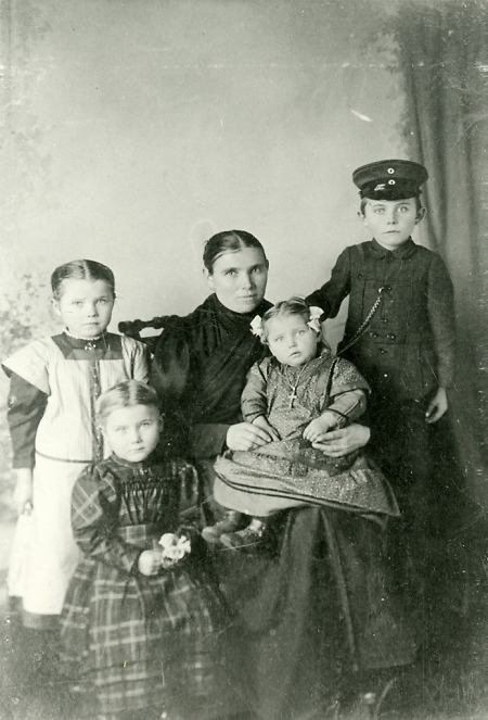 Frau aus Niederaula mit ihren vier Kindern, um 1915