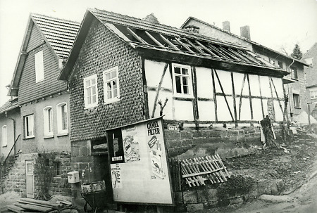 Abbruch des Alten Backhauses in der Ziegenhainer Straße in Niederaula, April 1970