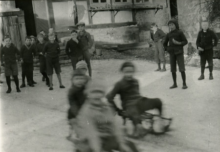 Kinder in der Pause auf dem Schulhof in Niederaula, Winter 1931