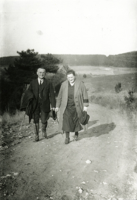 Der Hauptlehrer und Kantor in Niederaula mit seiner Frau, um 1926
