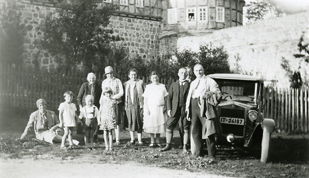 Ausflügler aus Niederaula an der Burg Herzberg, 1929