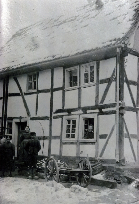 Familie vor ihrem Wohnhaus in der Rittergasse in Niederaula, um 1910?