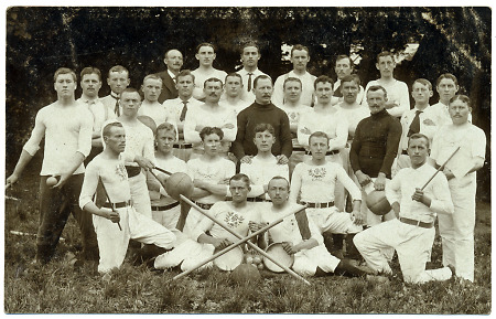 Gruppenaufnahme eines Sportvereins (?), 1930er Jahre