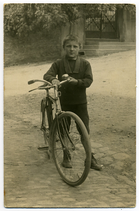 Junge aus Brandoberndorf mit Fahrrad, 1930