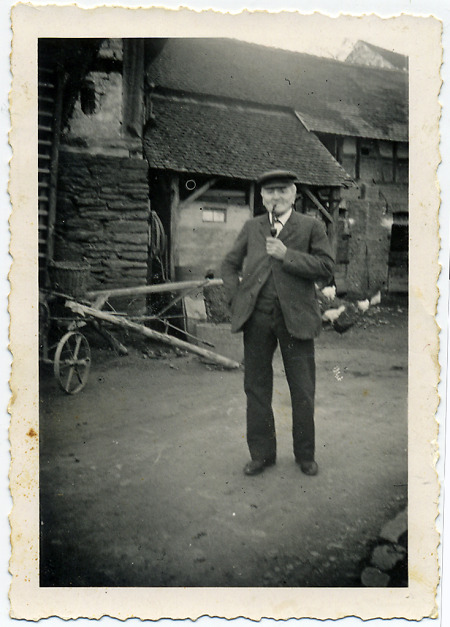Älterer Mann mit Pfeife in Brandoberndorf, um 1937