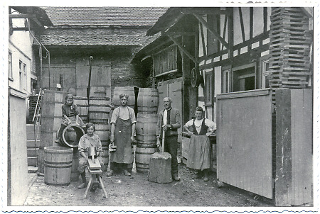 Familie mit hergestellten Fässern in Brandoberndorf, undatiert
