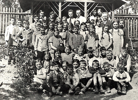 Schüler im Schulgarten von Brandoberndorf; um 1950, undatiert