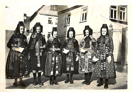 Frauen in Hüttenberger Tracht in Brandoberndorf, 1930er Jahre