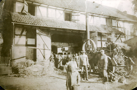 Dreschtag in der Bornstraße in Hattenbach, um 1920?