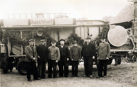 Männer vor der neuen Dreschmaschine in Hattenbach, um 1960