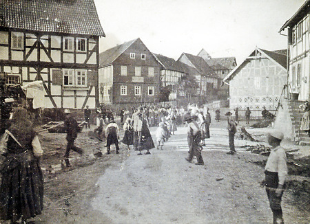 Personen auf einer Dorfstraße in Hattenbach, 1904