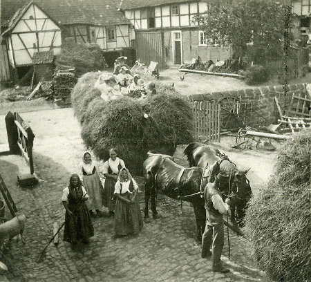 Pferdegespann und Heuwagen auf der Dorfstraße in Hattenbach, um 1920