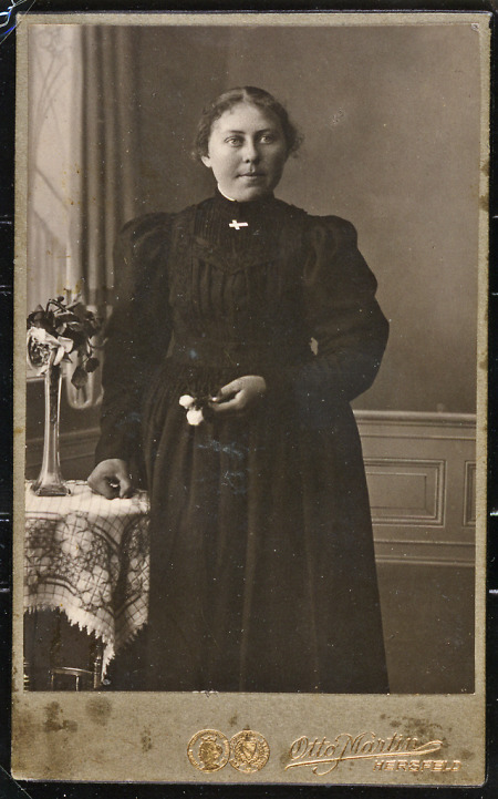 Junge Frau aus Hattenbach, um 1912