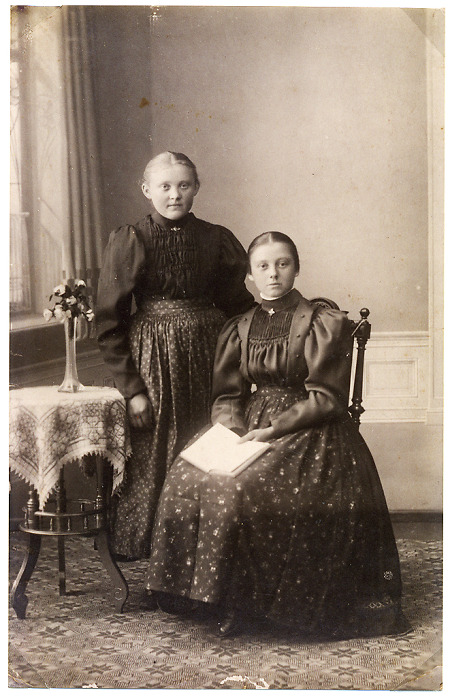 Zwei junge Frauen aus Hattenbach, um 1914