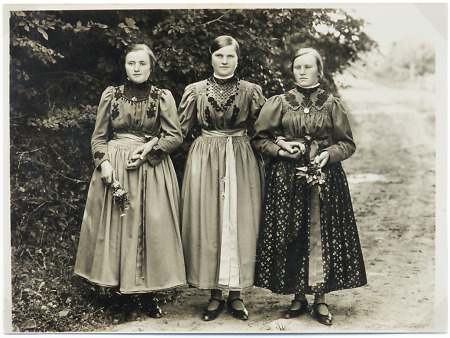 Drei junge Frauen aus Hattenbach, um 1930