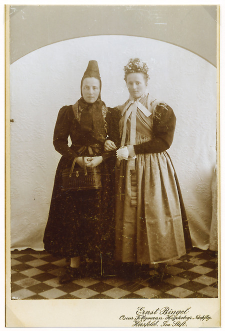 Zwei junge Frauen in Hersfelder Tracht, um 1894