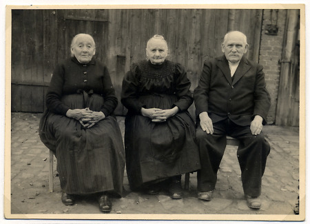 Drei ältere Hattenbacher in Sonntagskleidung, um 1955/60