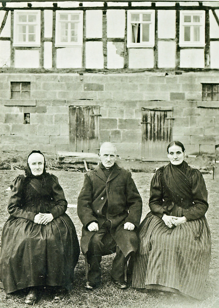 Der Besitzer der Dammühle in Hattenbach mit Schwester und Tochter, 1939