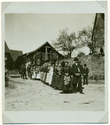 Hochzeitszug vor der alten Kirche in Hattenbach, vor 1914