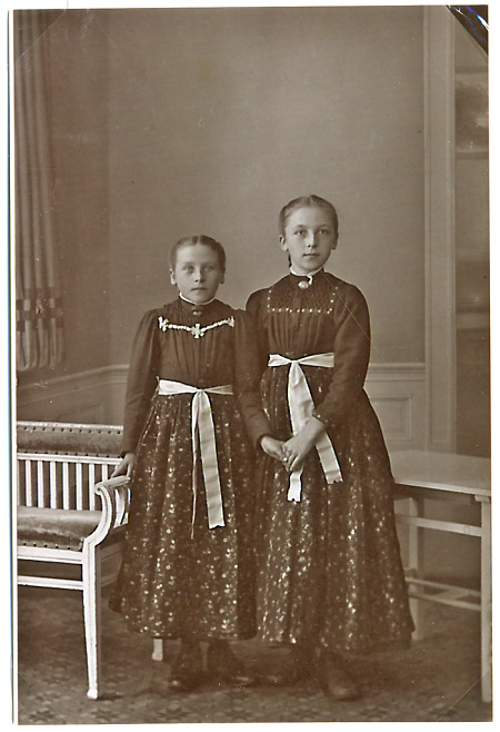 Zwei Hattenbacher Mädchen, um 1915