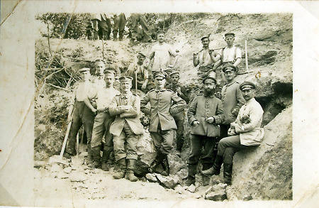 Soldaten während des Ersten Weltkriegs im Schützengraben ?, 1915