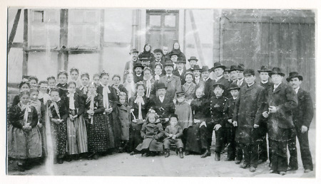 Hochzeitsgesellschaft in Hattenbach, vor 1900