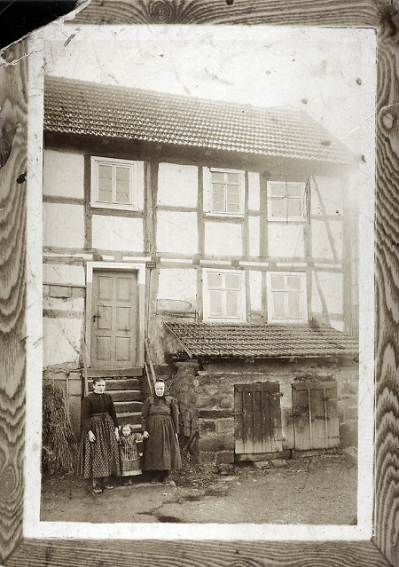 Drei Generationen einer Hattenbacher Familie vor dem Haus, um 1911