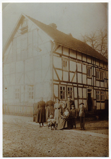Familie vor ihrem Haus in Hattenbach, um 1913