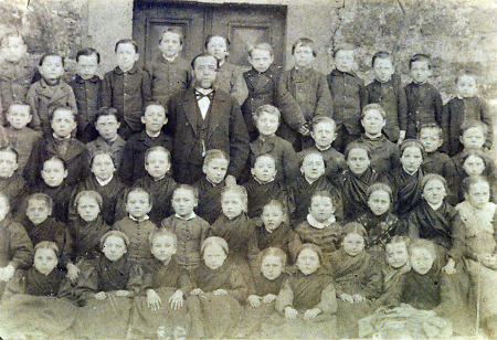 Schulklasse aus Kerspenhausen (?) mit Lehrer, um 1895