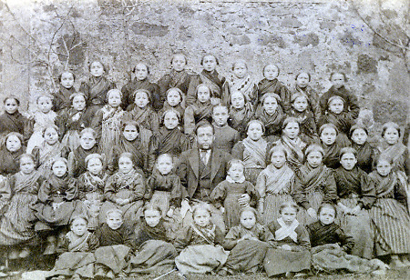 Mädcheneiner Schulklasse, wohl in Kerspenhausen, um 1890?