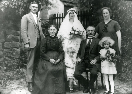 Braut mit Familie, um 1930