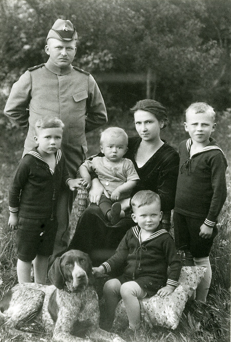 Die Familie eines Försters (in Kerspenhausen ?), um 1925