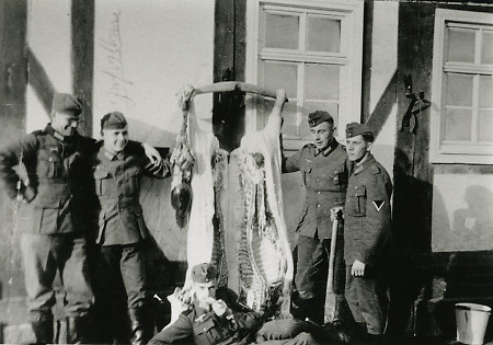 Schlachfest mit Soldaten in Kerspenhausen (?), um 1938