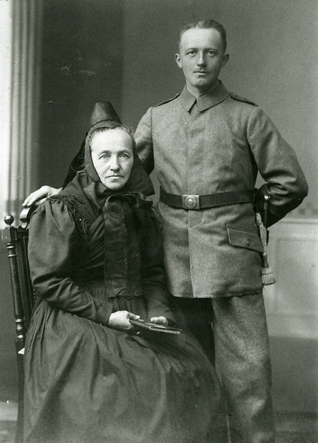 Soldat aus Kerspenhausen mit Ehefrau oder Mutter, um 1916