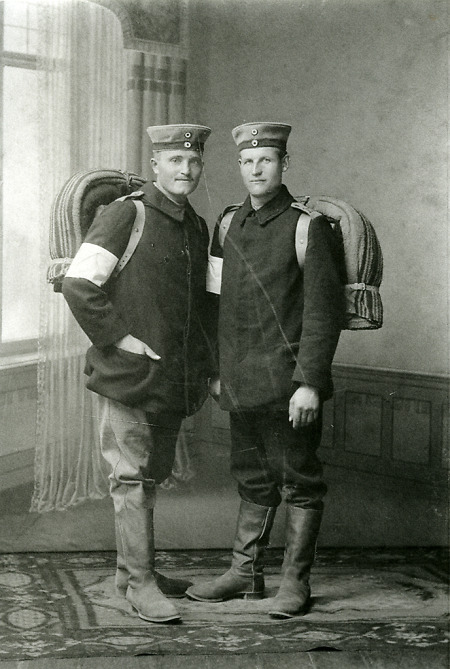 Zwei Soldaten vielleicht aus Kerspenhausen mit Marschgepäck, um 1916