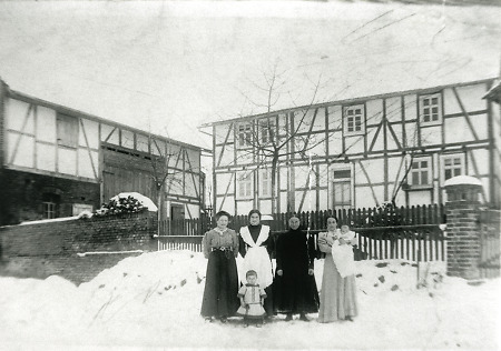 Frauen vor einem Hofgut in Kerspenhausen (?), vor 1914