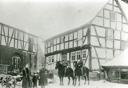 Familie vor ihrem Hof in Kerspenhausen, vor 1914