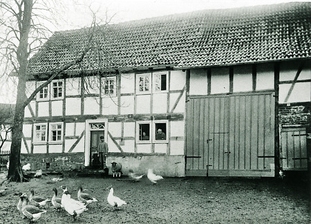 Vater und Tochter vor dem Haus in Kerspenhausen (?), um 1910