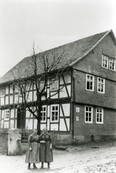 Zwei Frauen vor dem Haus in Kerspenhausen (?), um 1910?