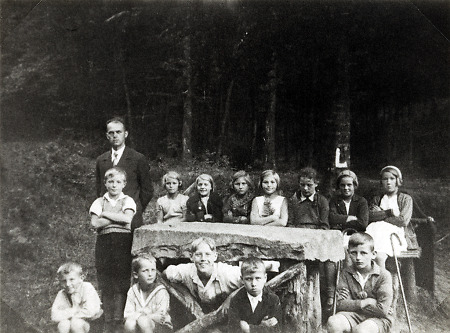 Ferienkinder mit Betreuer in Kerspenhausen, nach 1935